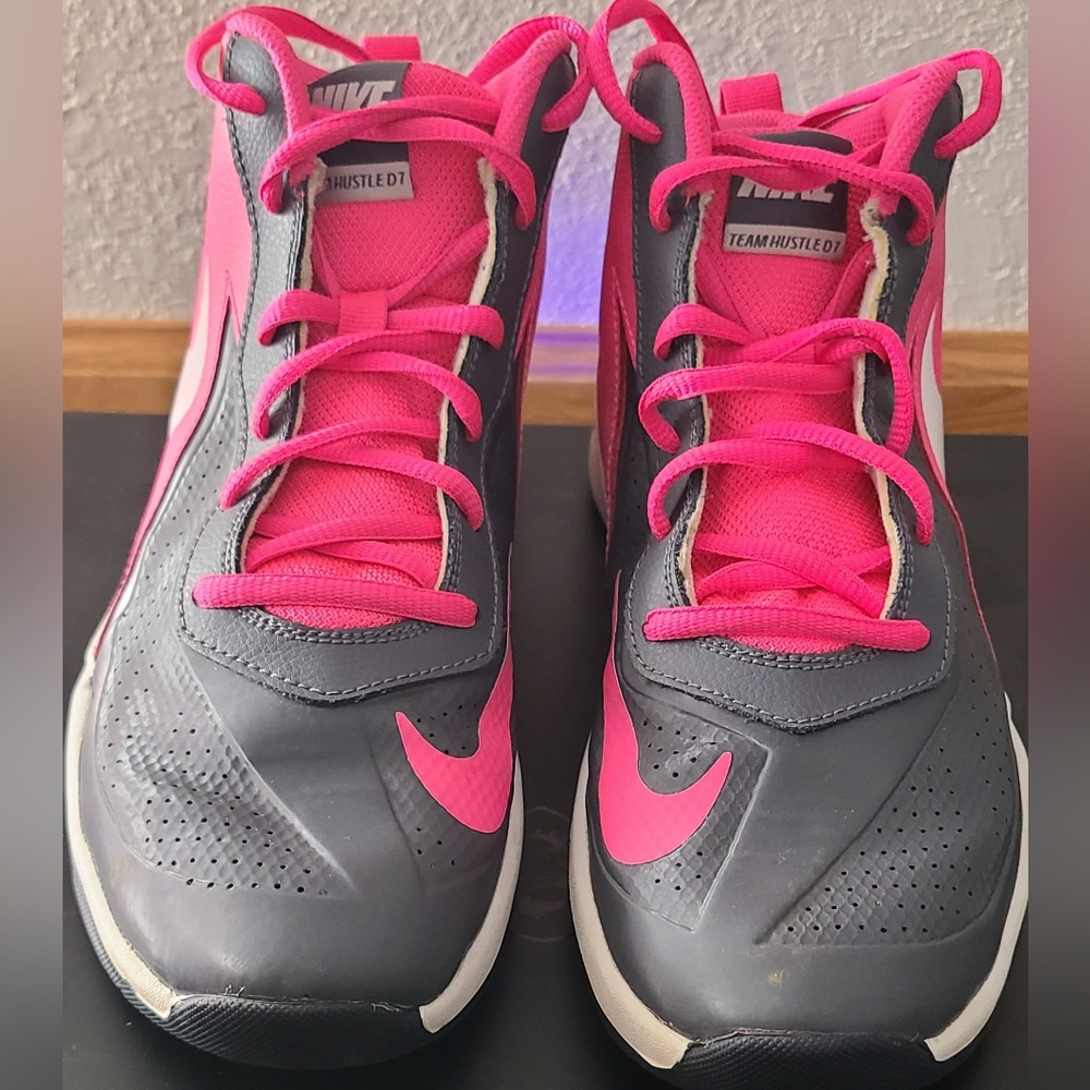 Nike Team Hustle D7 dark grey/hyper pink. Size Youth 7